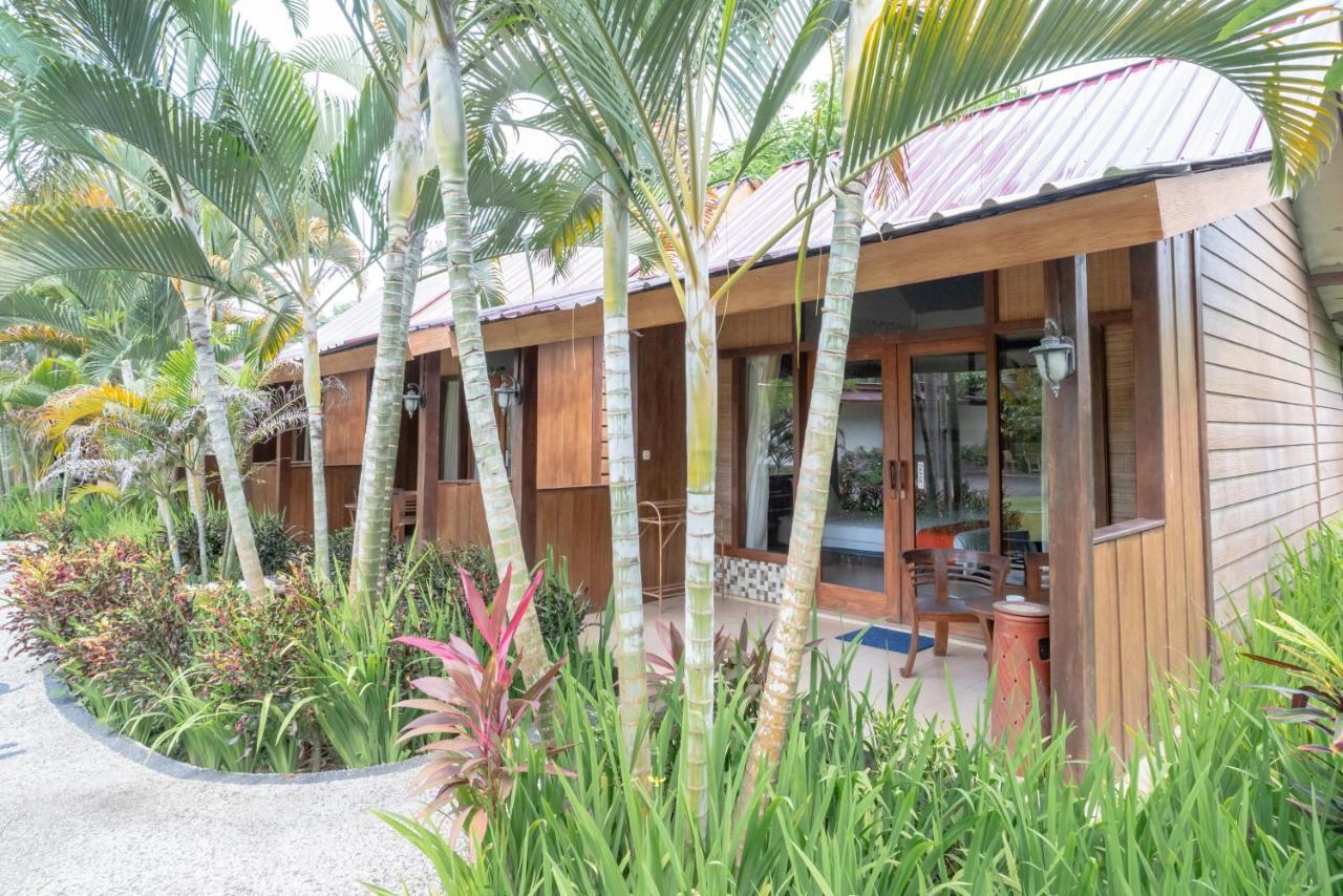 Reddoorz Plus @ Raya Senggigi Lombok Exterior photo